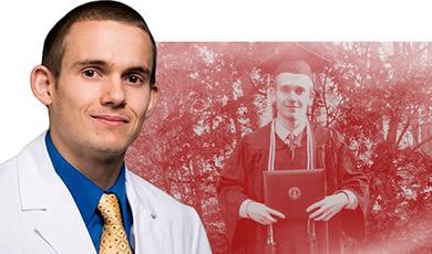 科里·皮克林展示他在波士顿州立大学毕业照的照片，他穿着医学白大褂